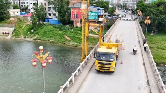 湖北崇陽邀請橋梁檢測專家團隊，對崇陽大橋、崇陽三橋等進行深度“體檢”